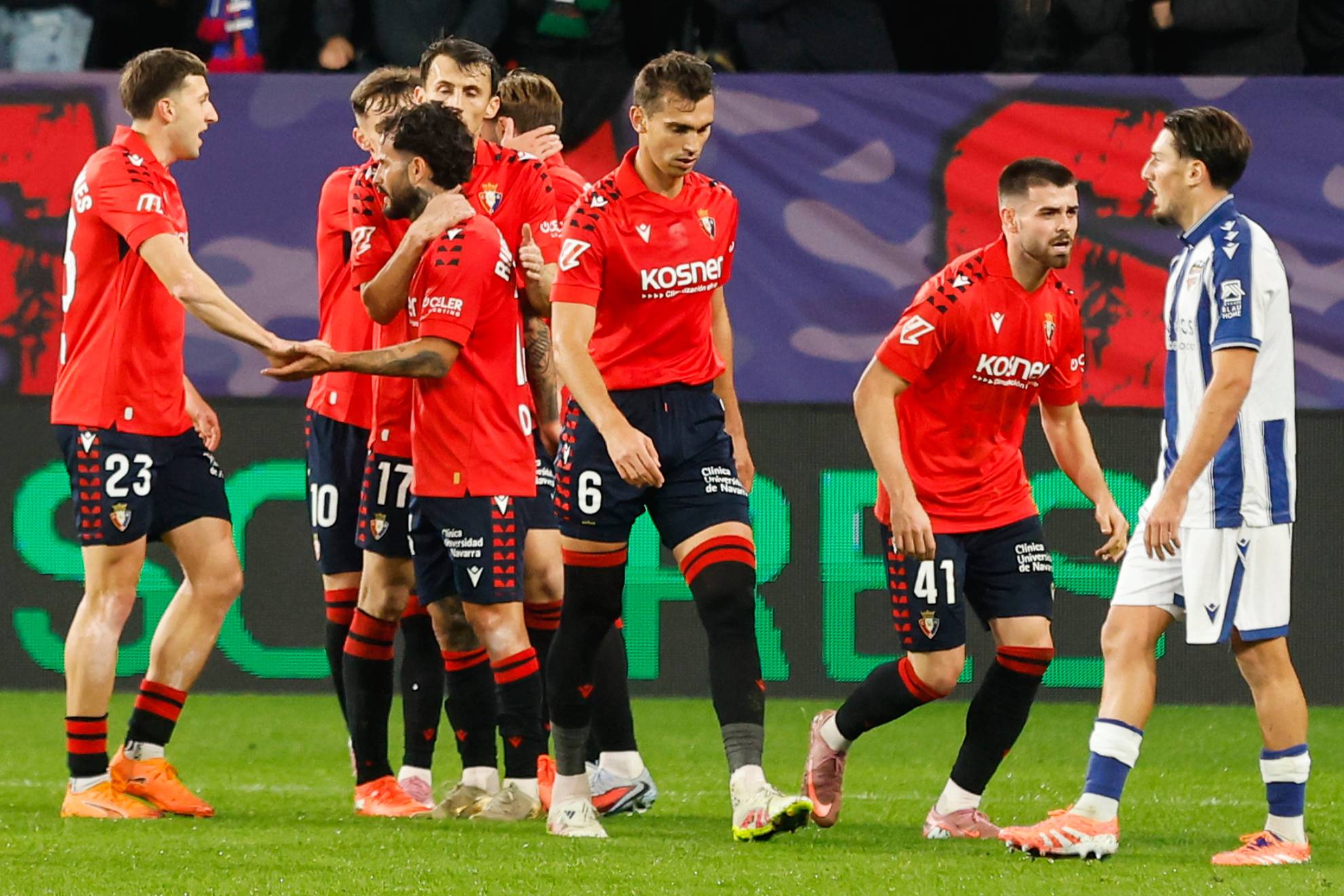 لاعبو أوساسونا يحتفلون بأحد الأهداف ضد ليفانتي