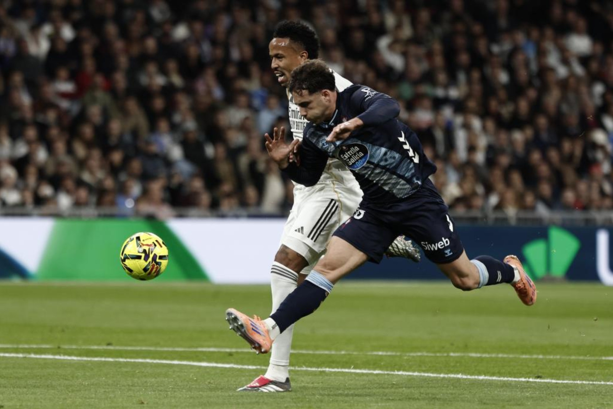 بابلو دوران يتنافس على الكرة مع ميليتاو