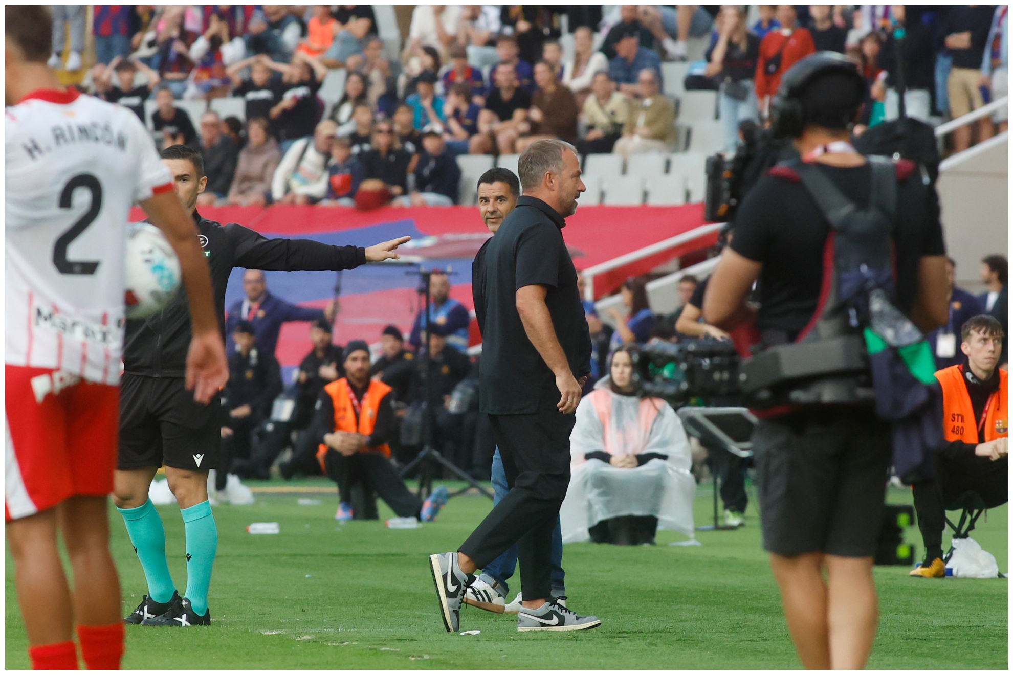 هانسي فليك يغادر الملعب بعد طرده من قبل جيل مانزانو.