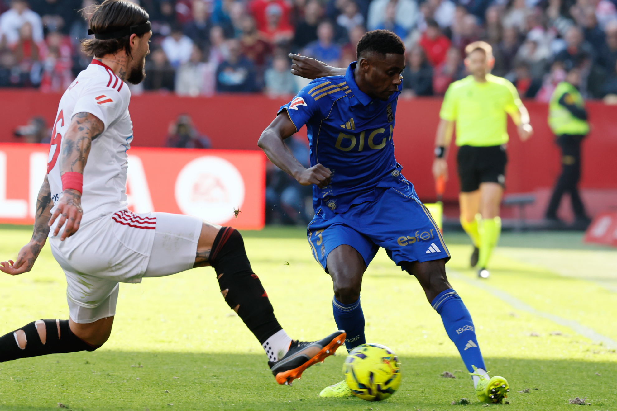 جوميل يحاول إيقاف تقدم رحيم