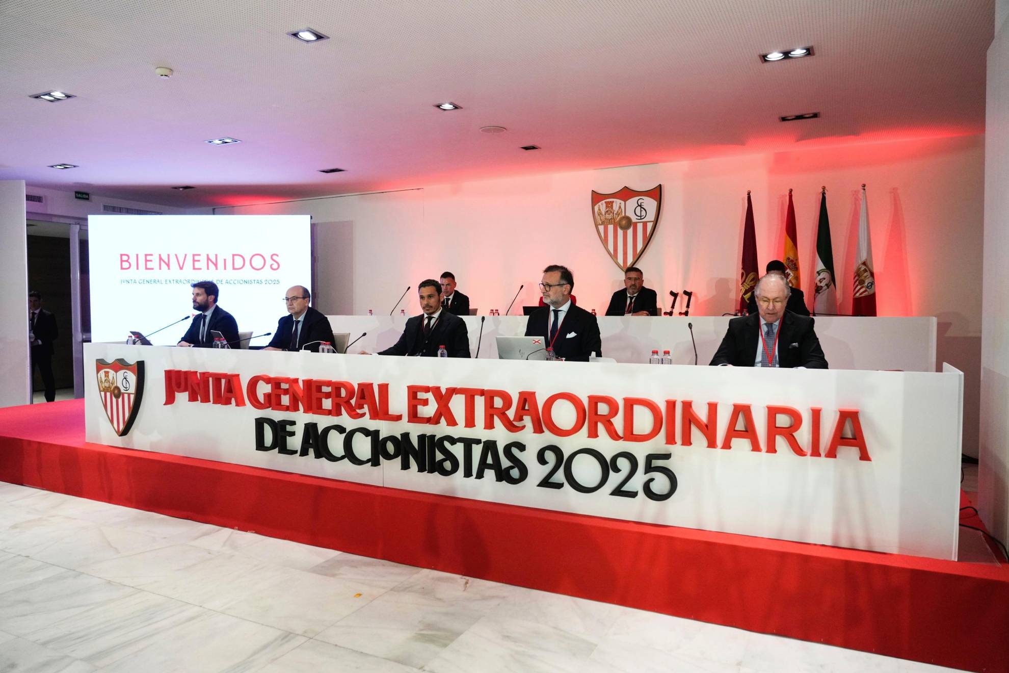 طاولة مجلس الإدارة في الجمعية العامة الاستثنائية للمساهمين هذا العام.