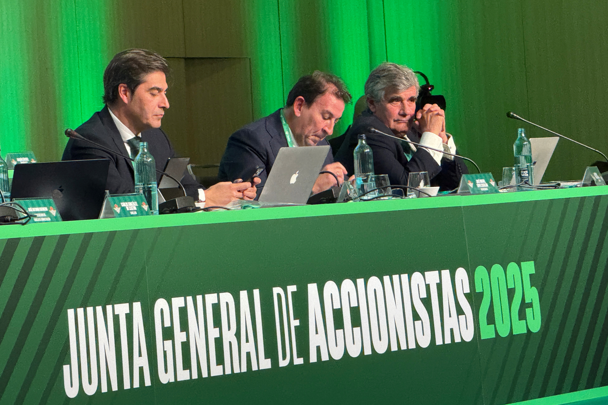 لوبيز كاتالان مع هارو وباجولا في الاجتماع