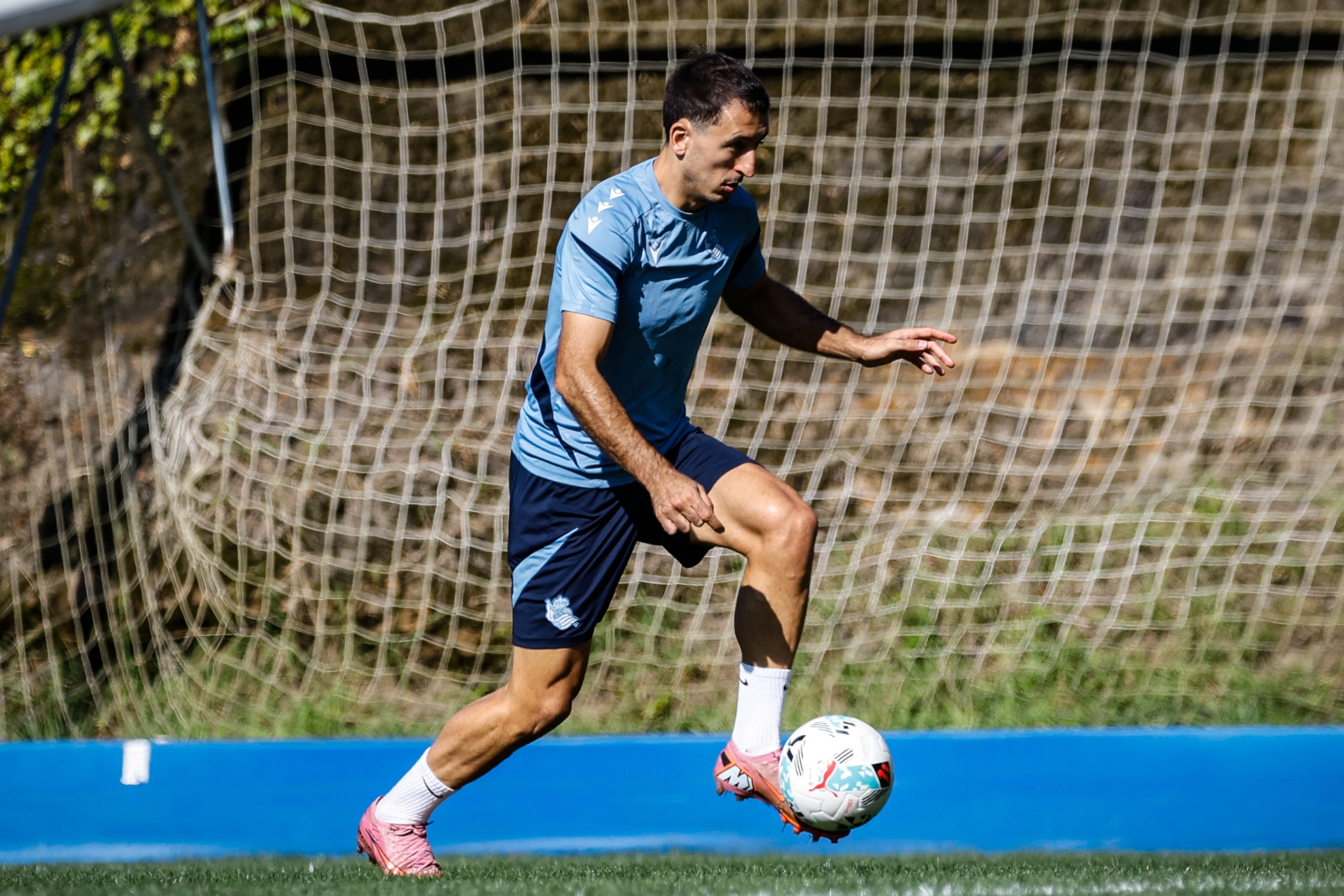 ميكيل أويارزابال يسيطر على الكرة خلال تدريب