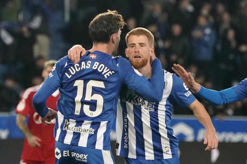 المهاجم كارلوس فيسينتي يحتفل مع لوكاس بويي بعد تسجيل هدف ضد إشبيلية