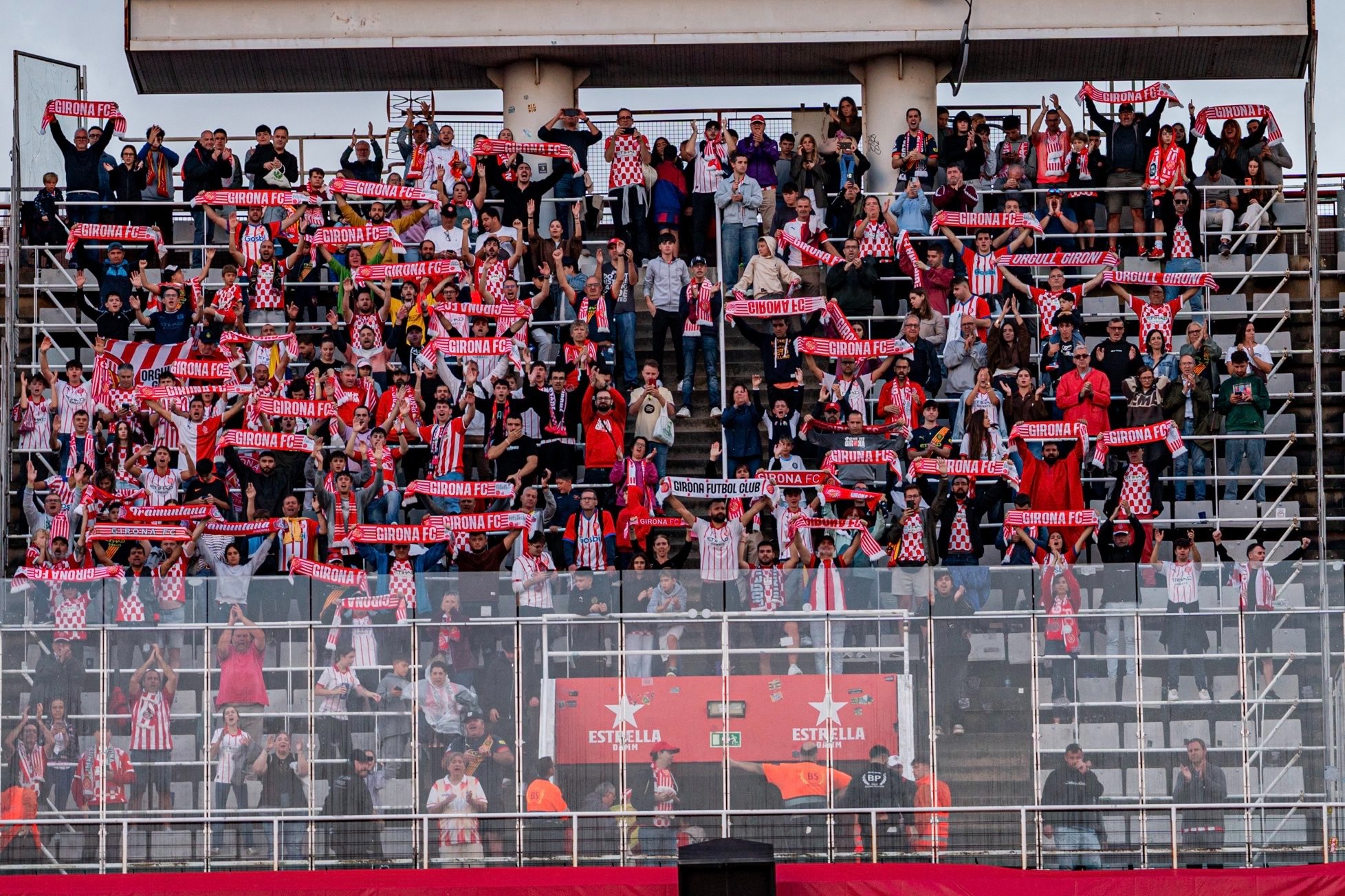 مشجعو جيرونا خلال مباراة خارج ملعبهم