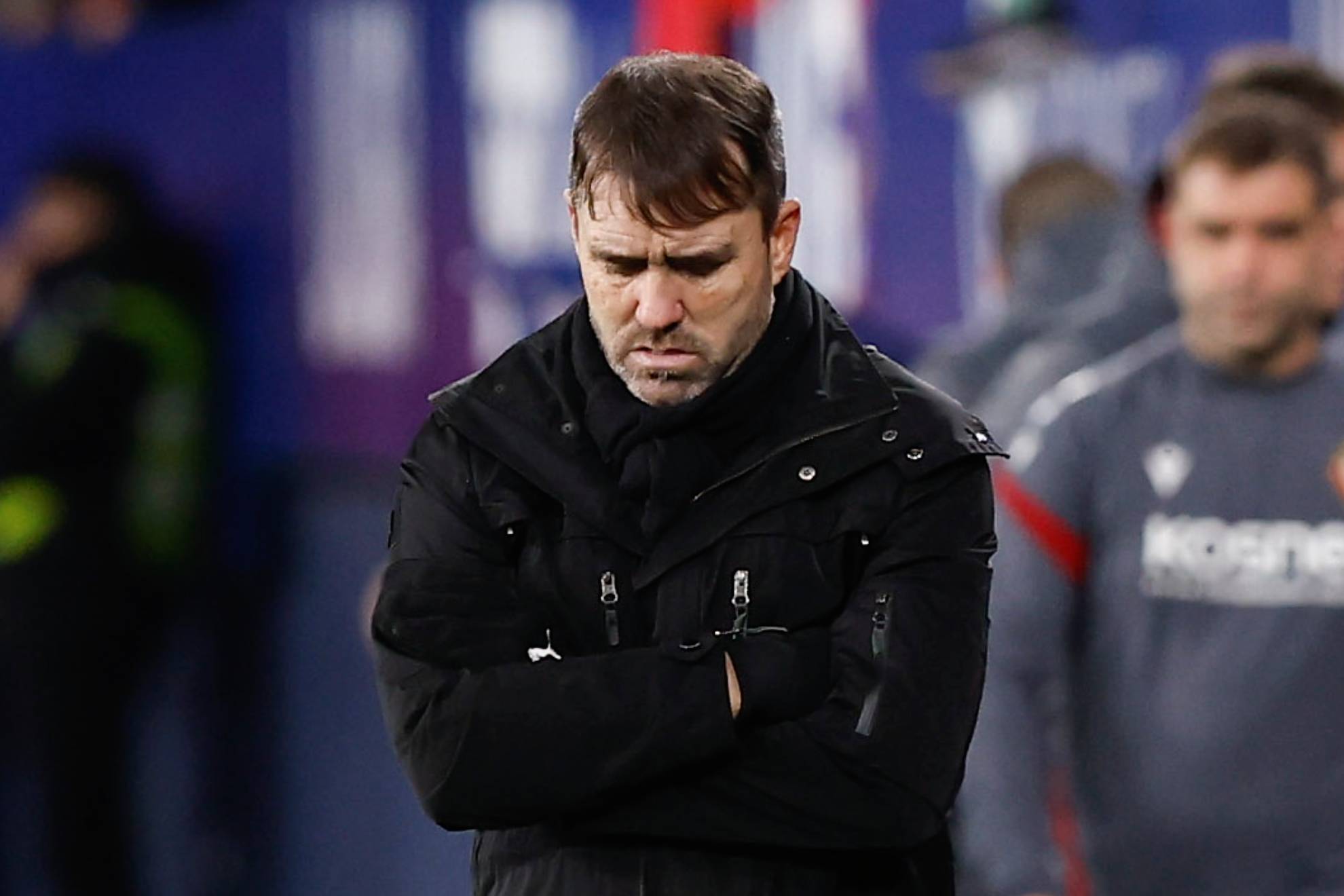 المدرب الأرجنتيني لألافيس، إدواردو كوديت، خلال المباراة ضد أوساسونا