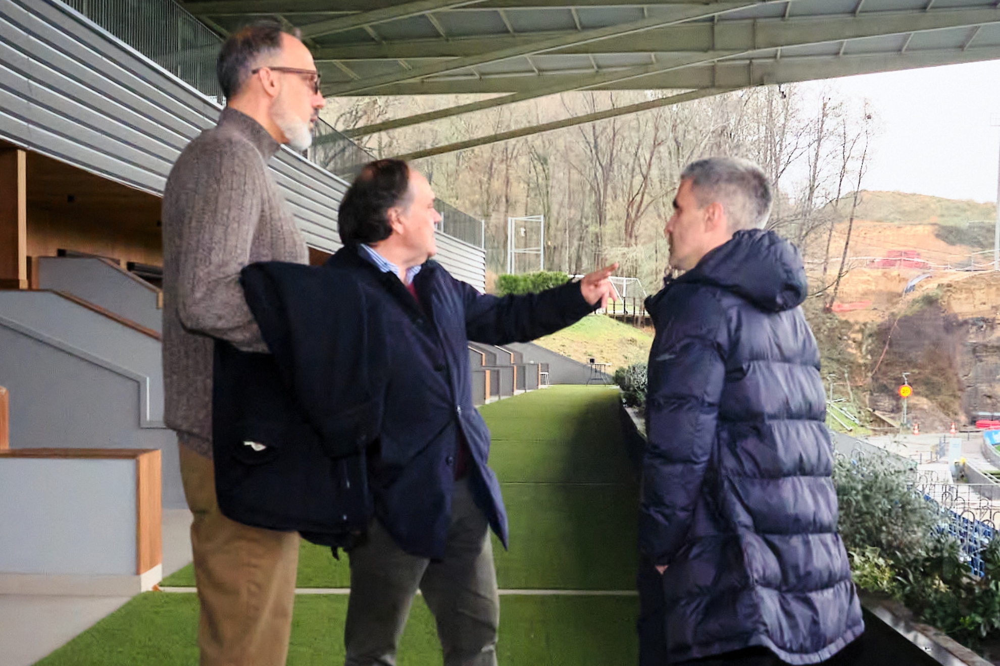 ماتارازو يستمع لشرح أبرريباي بحضور بريتوس في زوبيتا