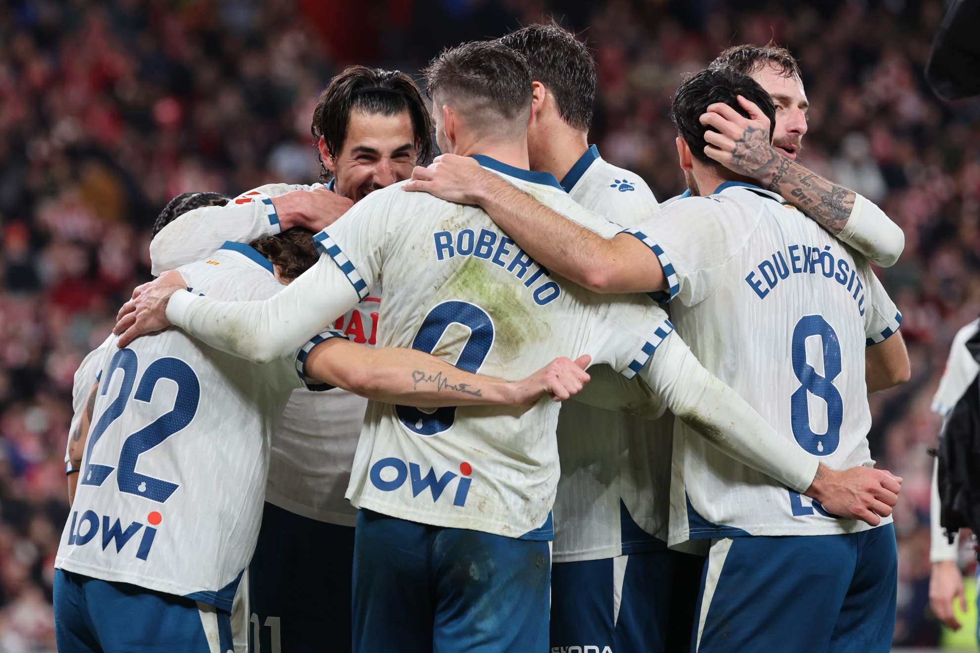 لاعبو إسبانيول يحتفلون بهدف كارلوس روميرو أمام أتليتيك بلباو.