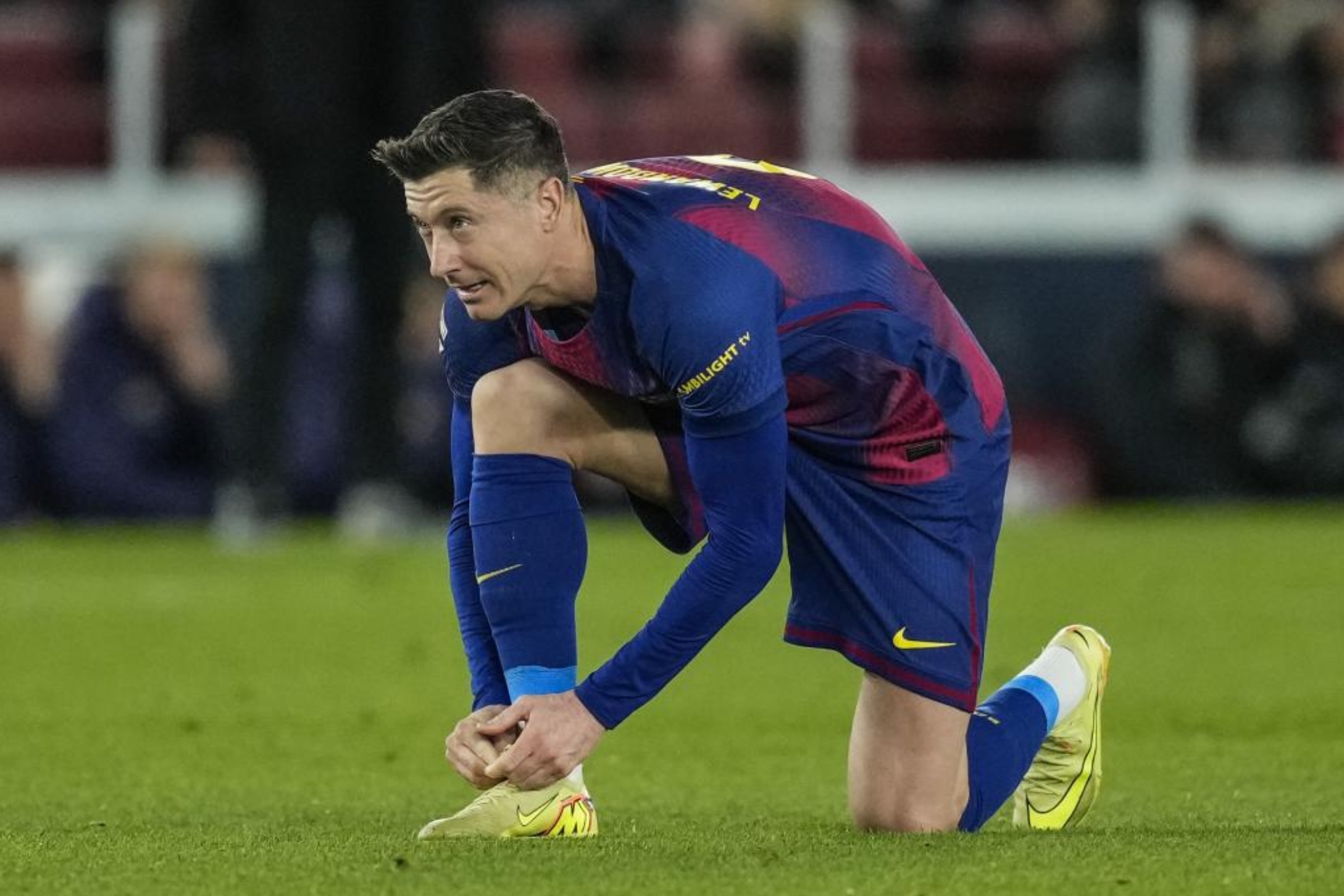 ليفاندوفسكي يربط حذاءه في مباراة مع برشلونة