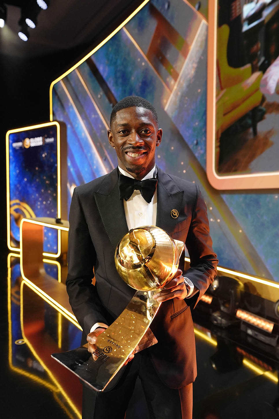 عثمان ديمبلي يحمل جائزة أفضل لاعب لعام 2025