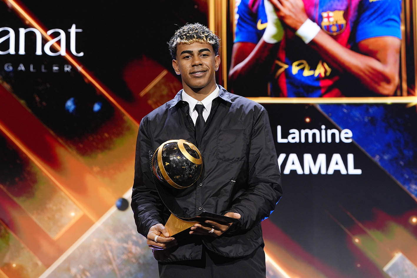 لامين يامال يحمل جائزة أفضل مهاجم لعام 2025