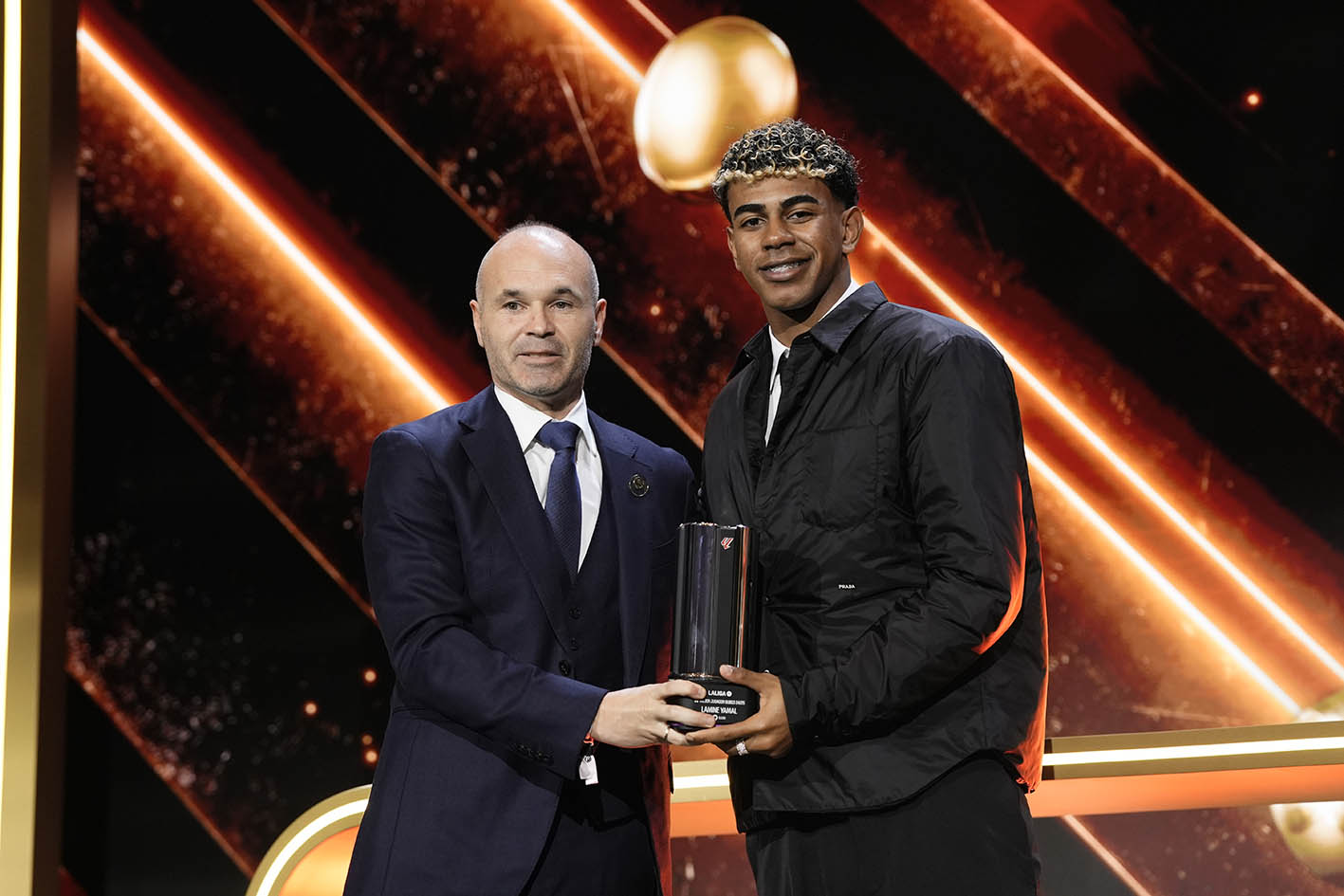 لامين يستلم الجائزة من أندريس إنييستا