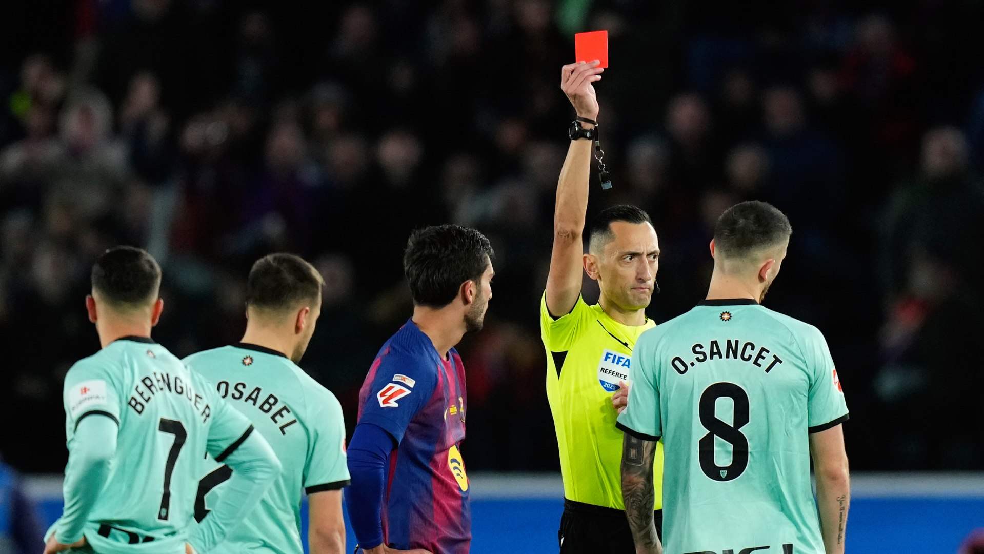 طرد سانسيت بعد مراجعة تقنية الفيديو بسبب تدخل عنيف محتمل