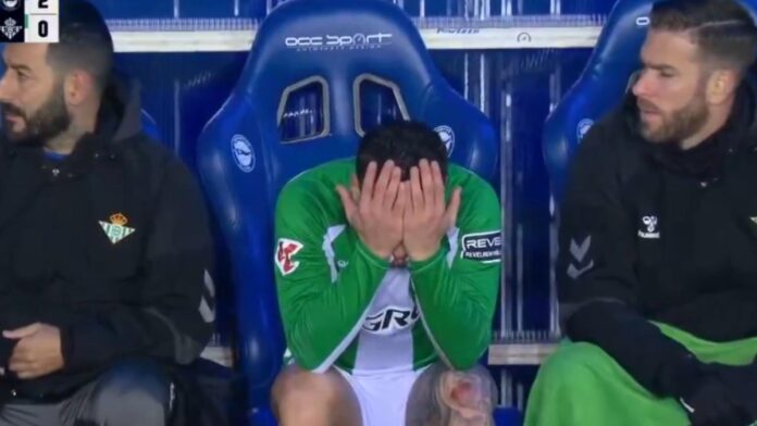 El tremendo mosqueo de Antony en el banquillo: patada al material deportivo, ganas de llorar…