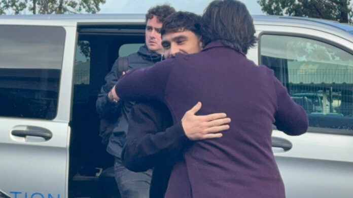 Neal Maupay llega a Sevilla a la espera de cerrar su fichaje