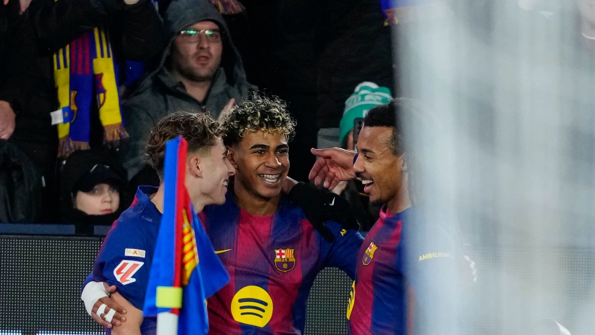 لامين يمال يحتفل بهدف برشلونة الثاني.