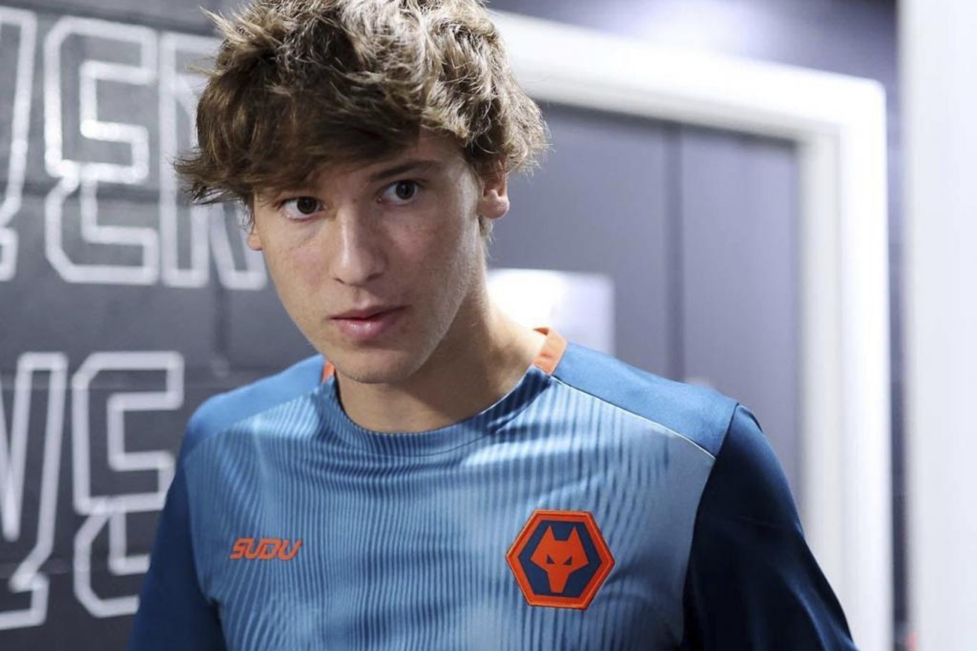 فير لوبيز بقميص وولفرهامبتون