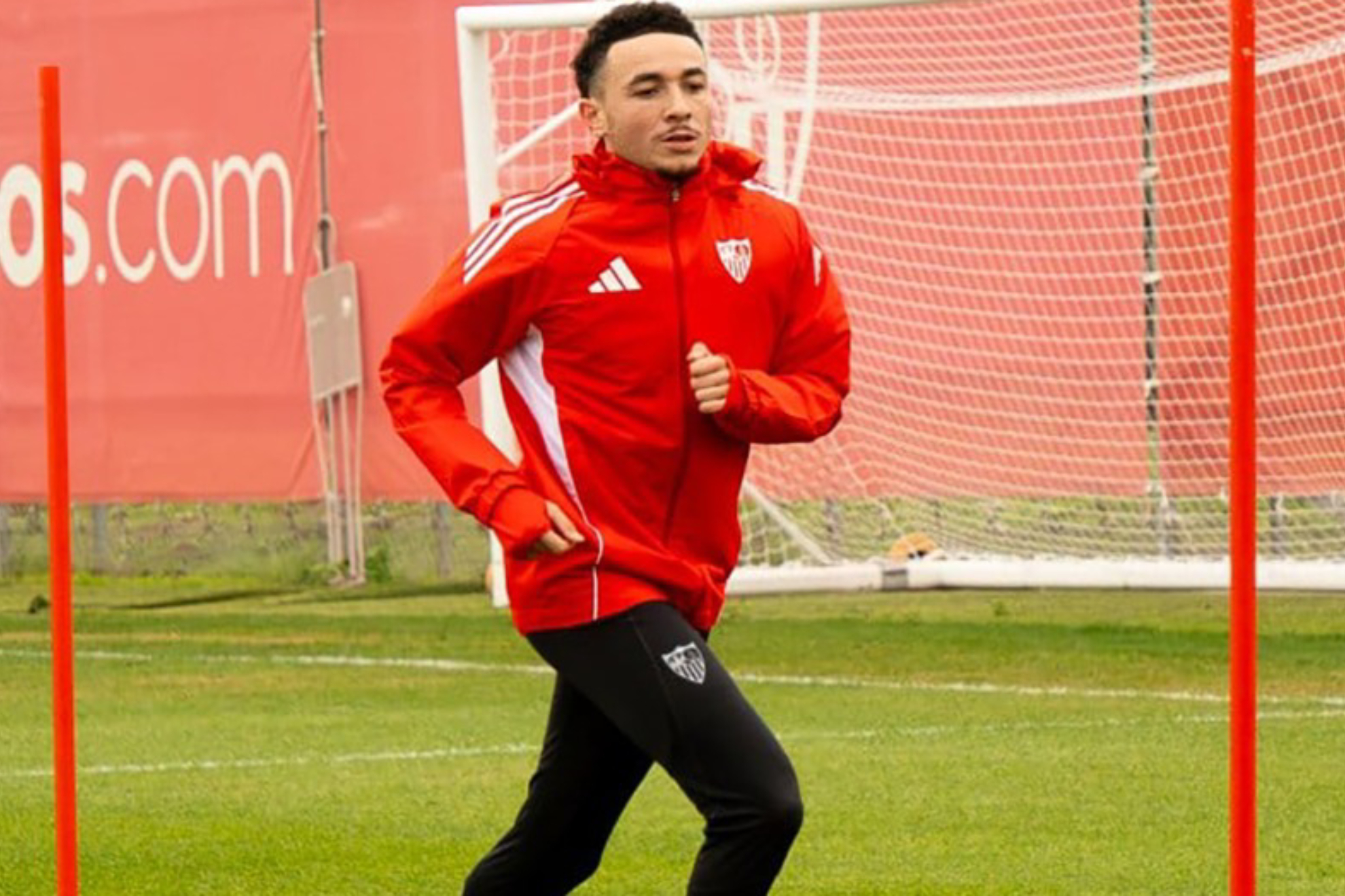 روبن فارغاس يتدرب في المدينة الرياضية لنادي إشبيلية