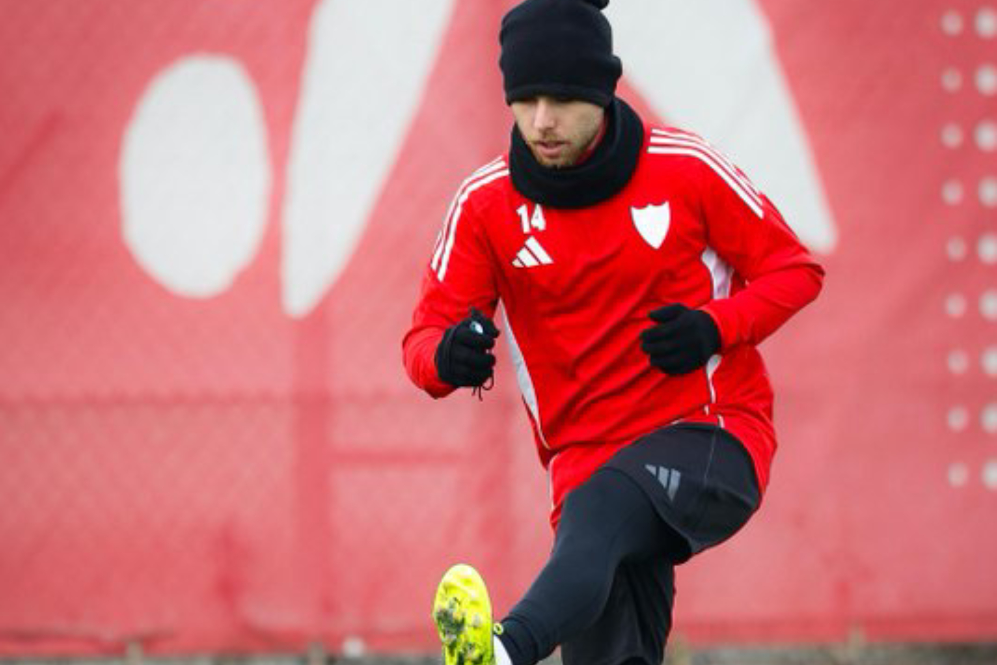 بيكي يتدرب في المدينة الرياضية