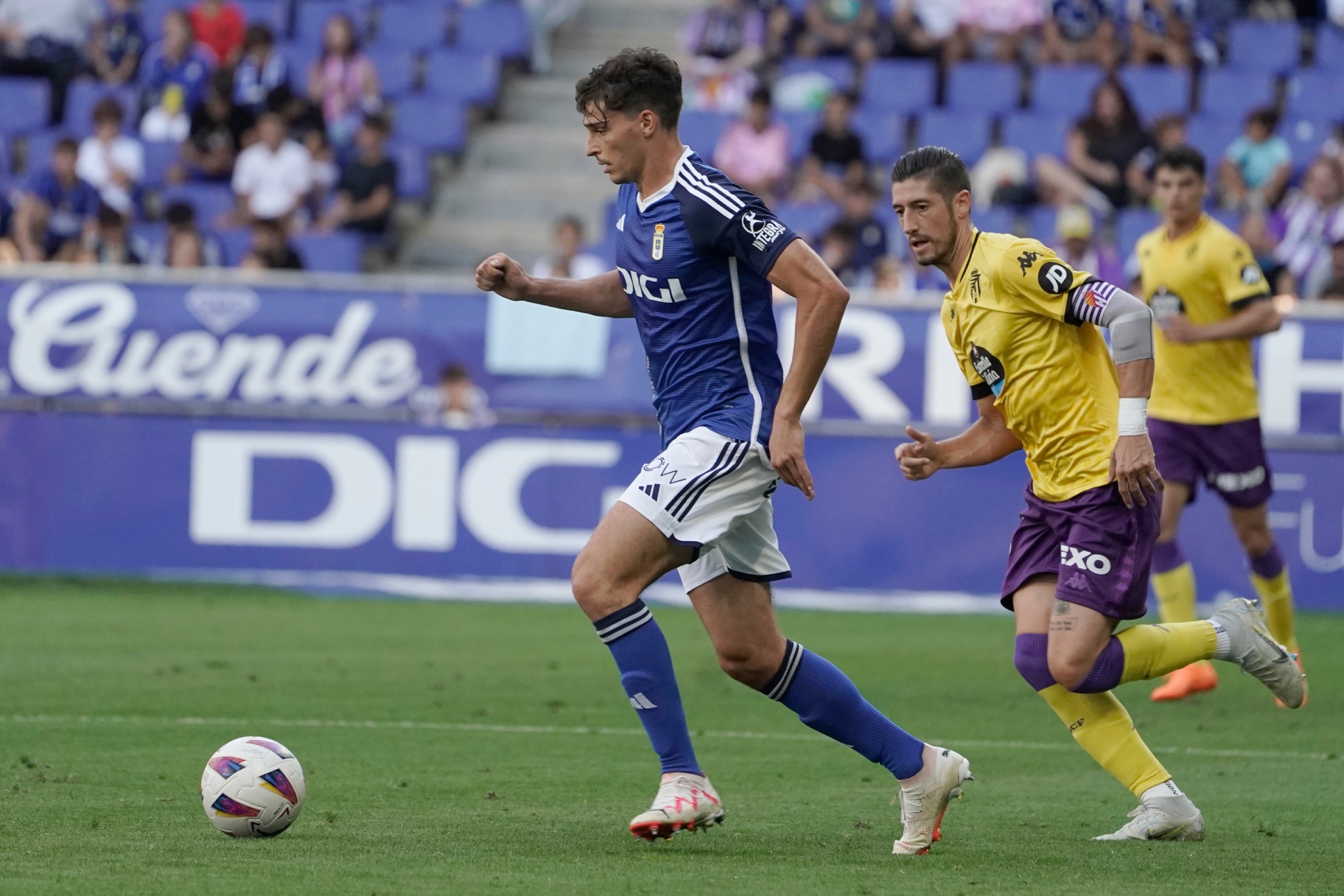 أويير لوينغو يقود الكرة في مباراة لفريق أوفييدو