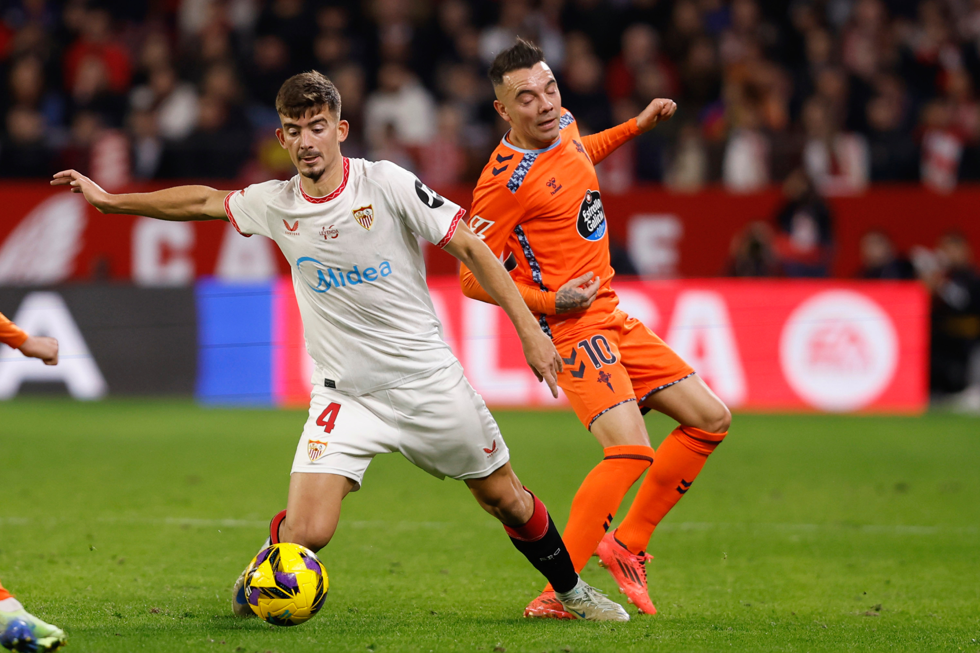 كيكي سالاس يحمي الكرة أمام ياغو أسباس في مباراة الموسم الماضي