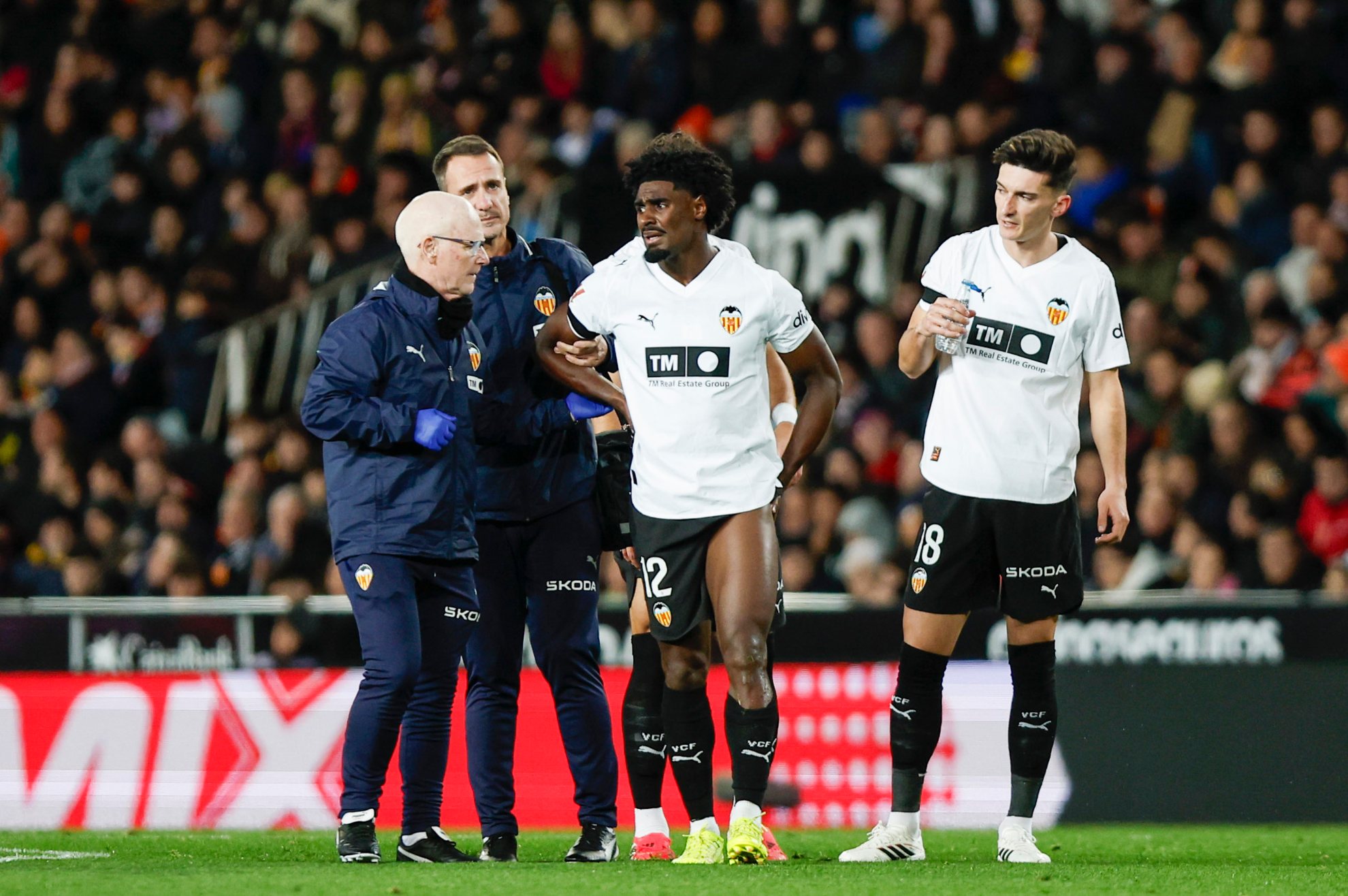 تييري ريندال يغادر الملعب مصاباً خلال مباراة فالنسيا ضد إلشي