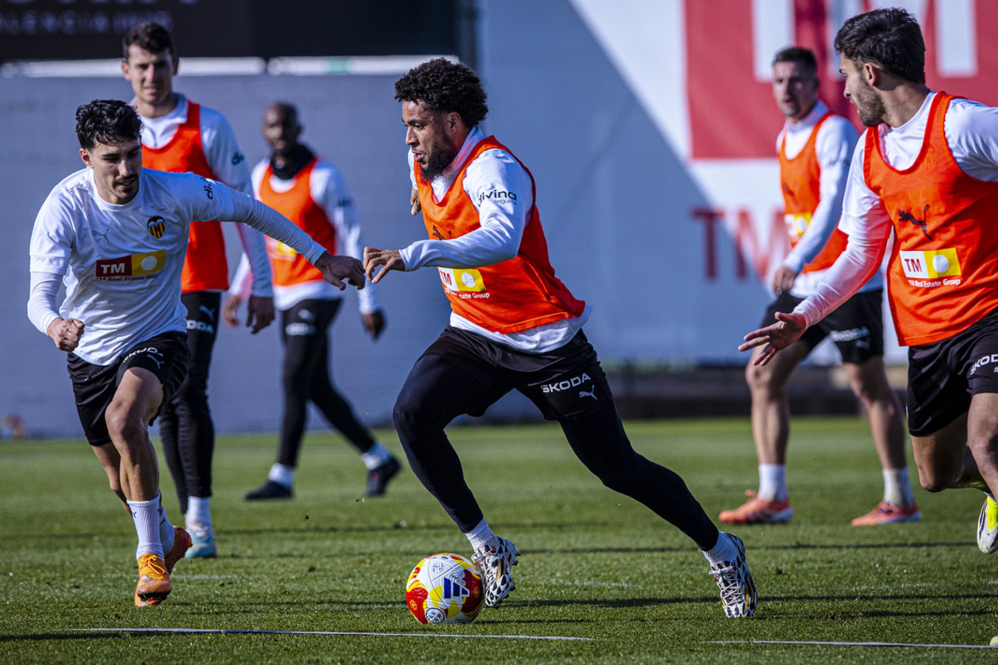 دانجوما يسيطر على الكرة خلال تدريب فالنسيا يوم الثلاثاء في باتيرنا