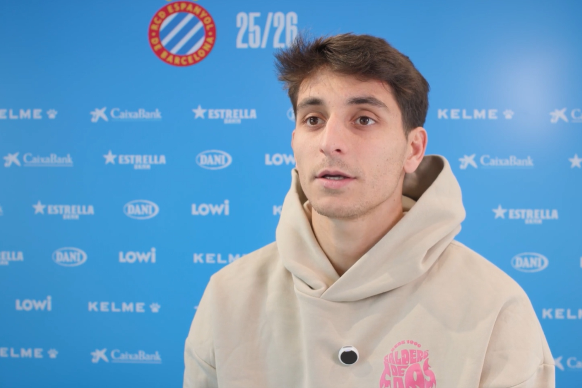 رامون تيراتس خلال المؤتمر الصحفي