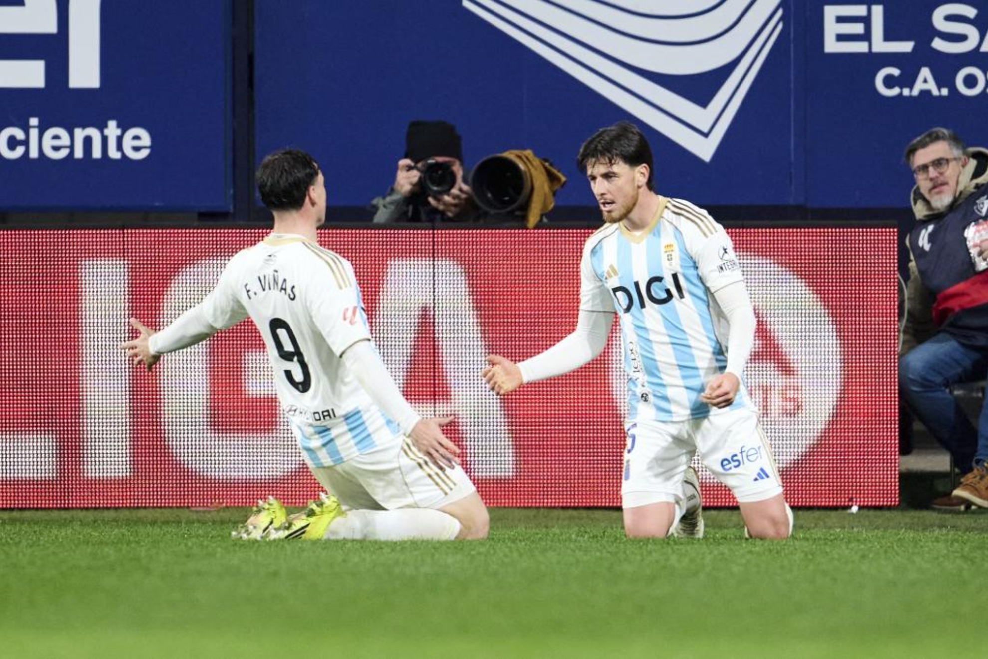 رينا وفيدي فينياس يحتفلان بهدف ريال أوفييدو