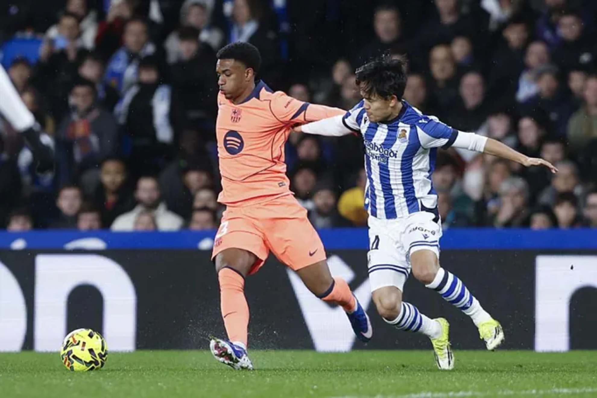 تاكي كوبو أمام بالد في لحظة من مباراة ريال سوسيداد ضد برشلونة