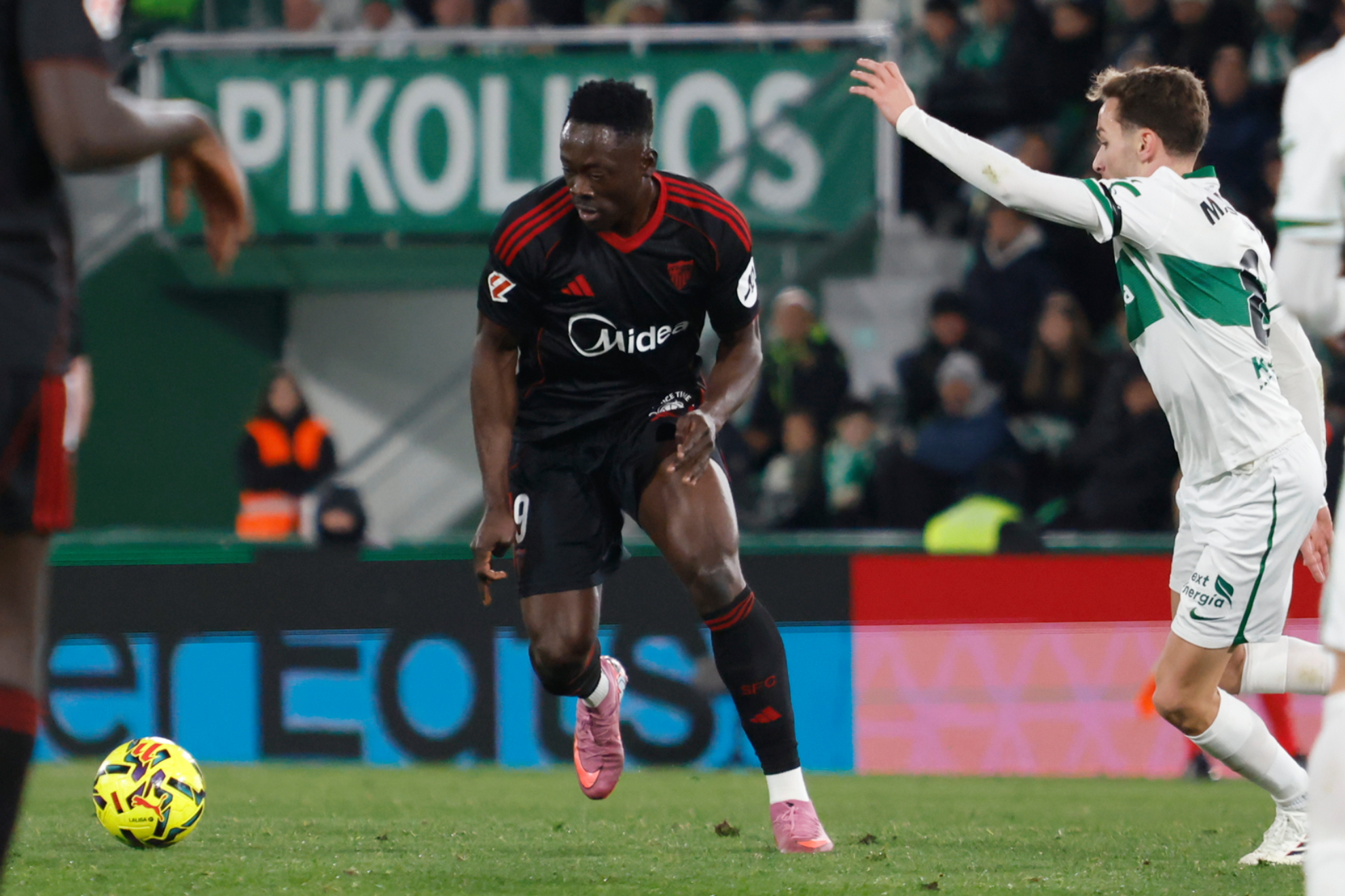 المهاجم الإشبيلية أكور آدامز في مباراة إلتشي