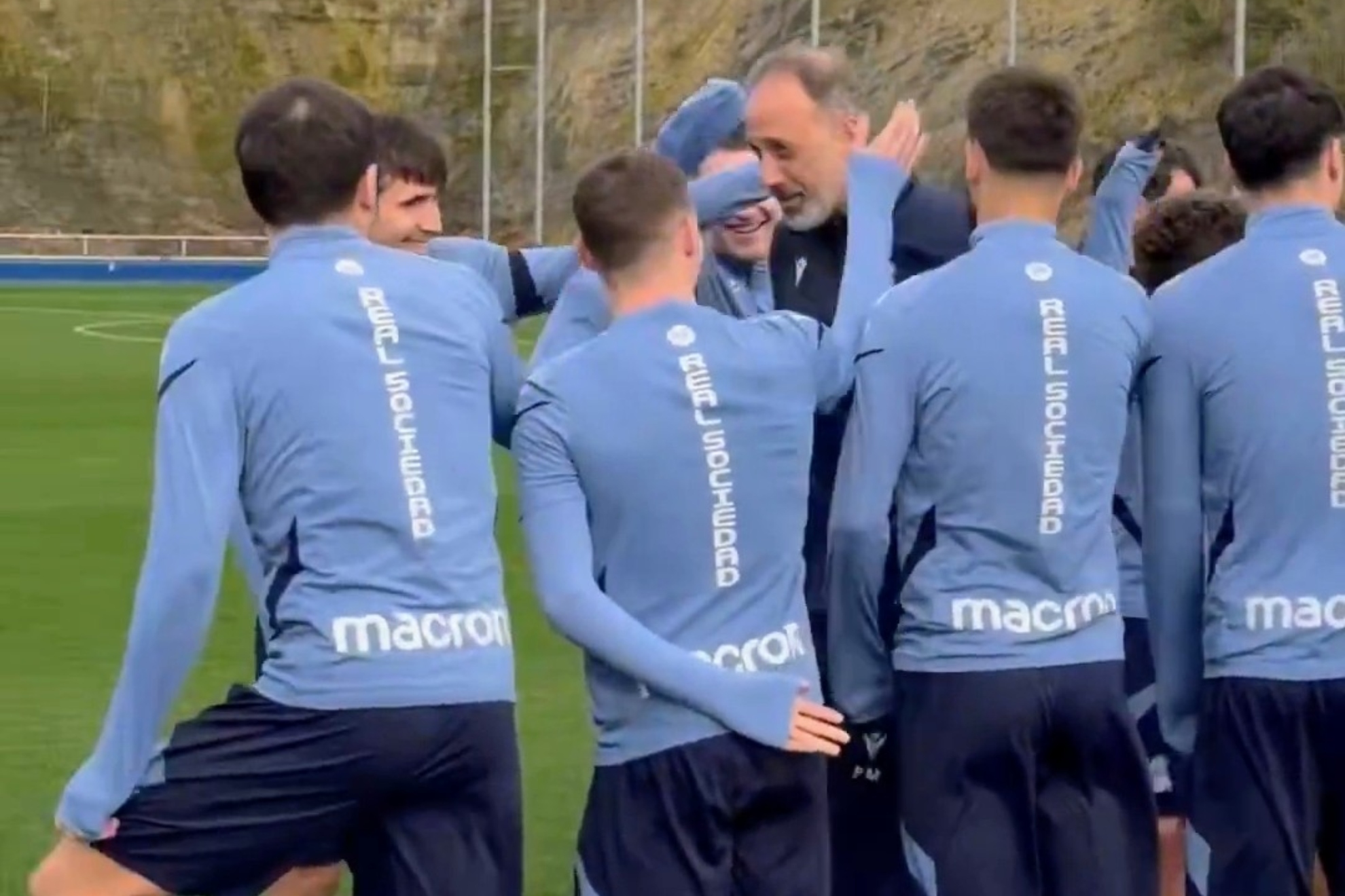 بيليغرينو ماتارازو يتلقى طقطقات من لاعبيه