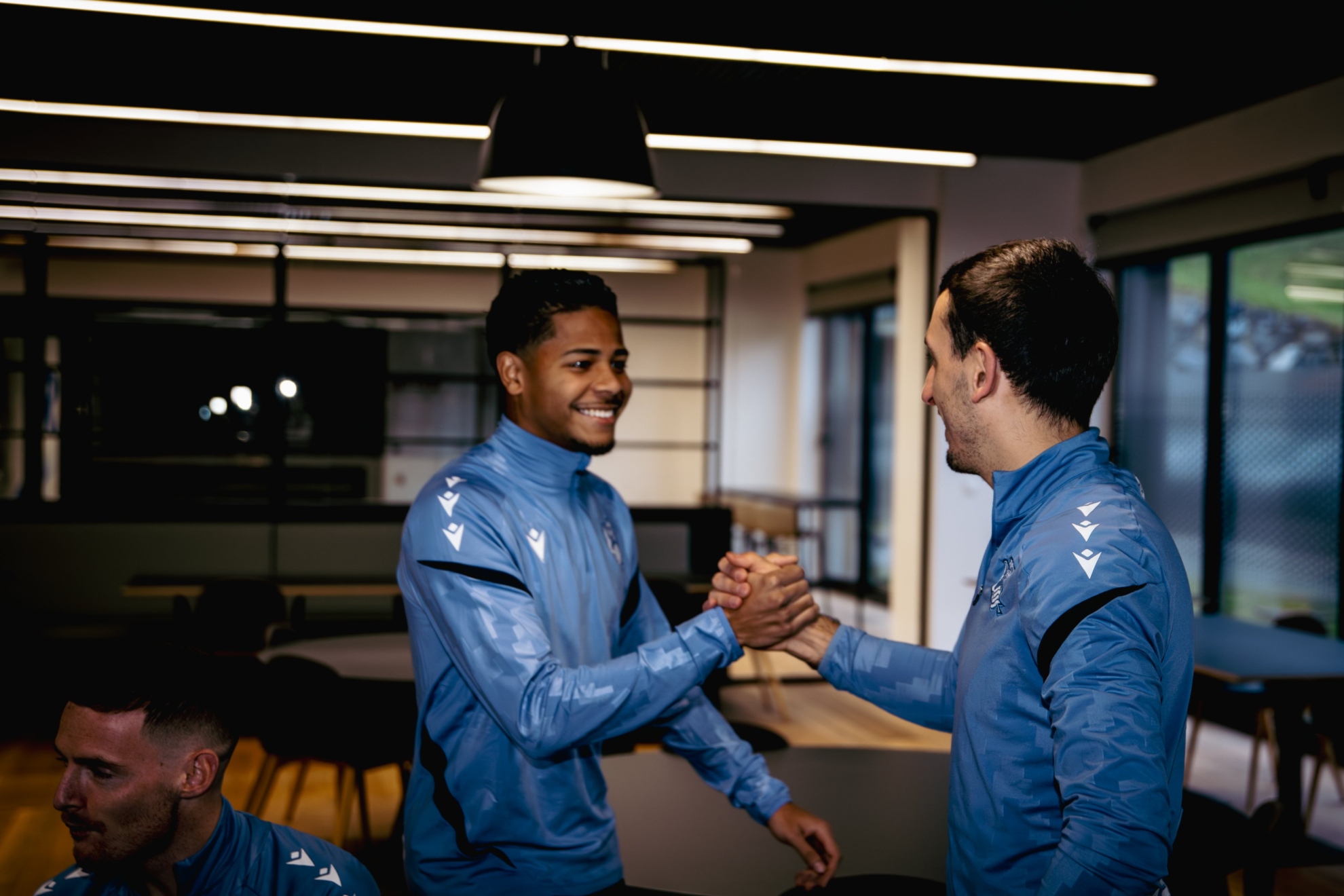 ويسلي يحيي ميكيل أويارزابال في قاعة الطعام بزوبيتا قبل التدريب