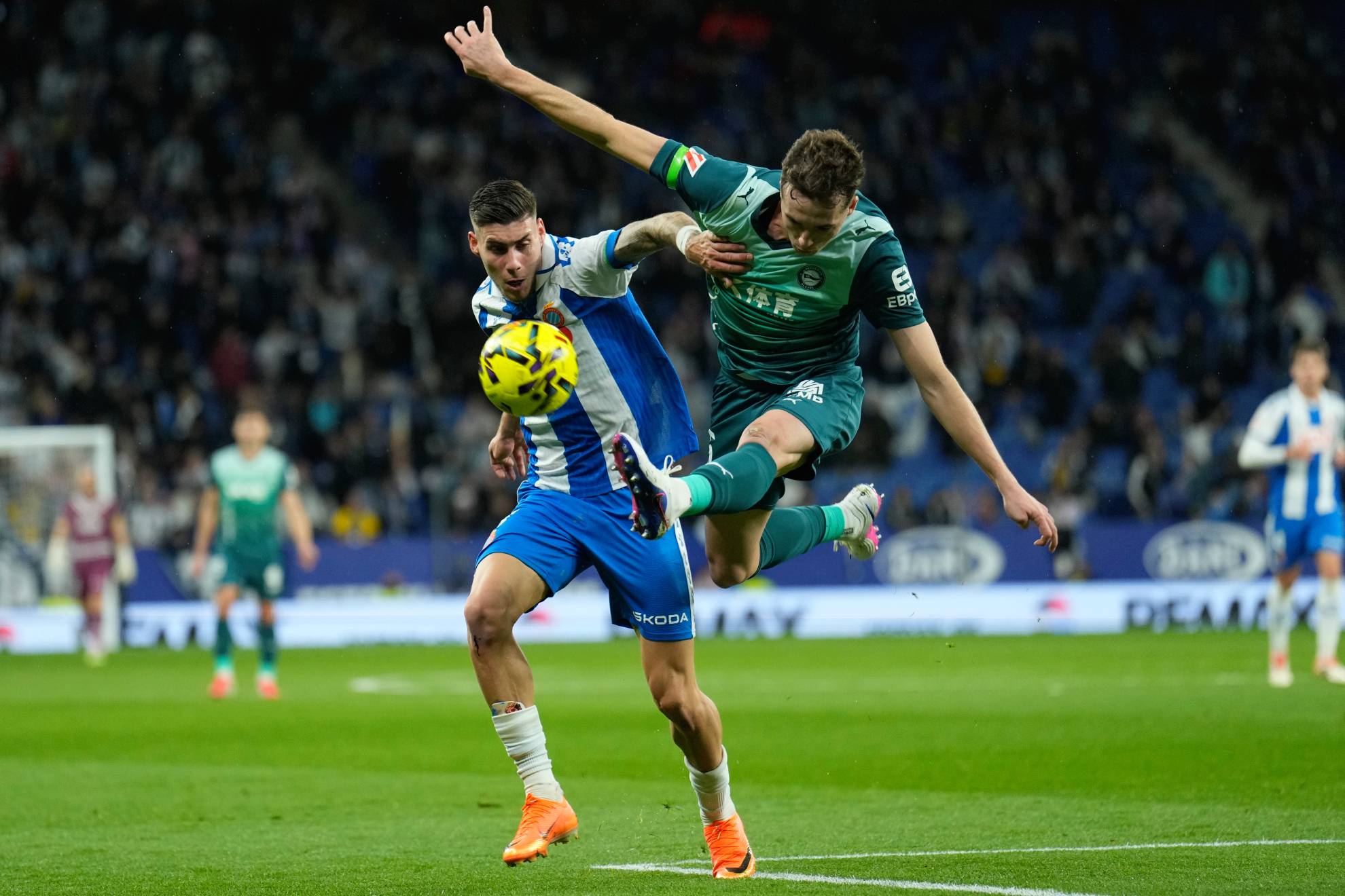 جون باتشيكو يتنافس على الكرة مع روبرتو فرنانديز