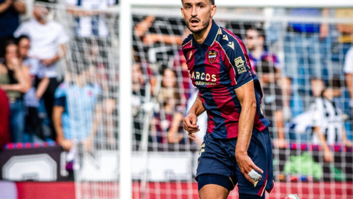 Unai Elgezabal, se entrena como goleador en Primera en su casa