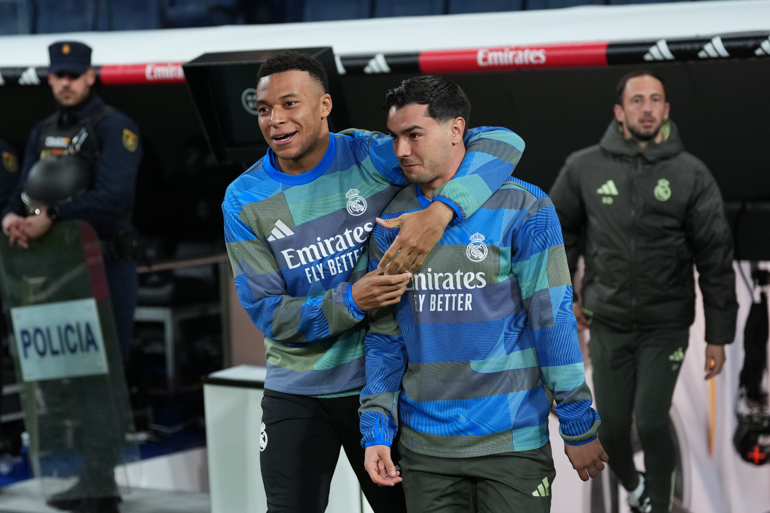 مبابي يعاني من مشاكل في الركبة.