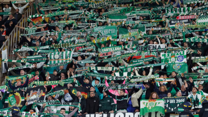 Más de 1.000 béticos tiñeron de verdiblanco el estadio de Son Moix