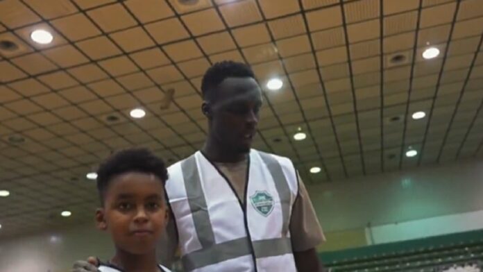 ابن ميندي يشارك والده في توزيع السلال الرمضانية.. فيديو