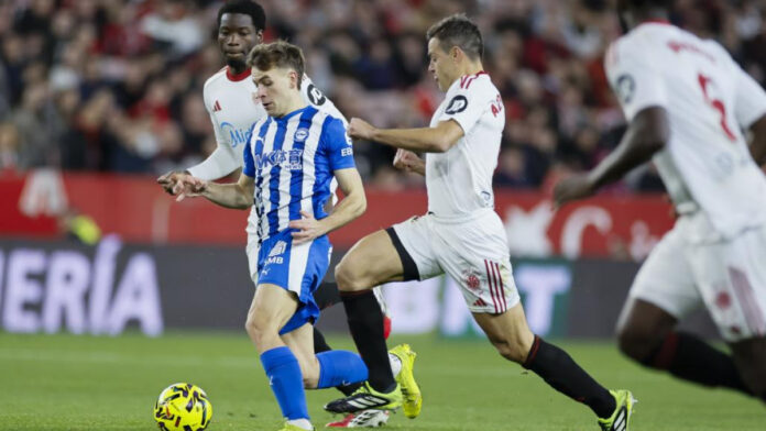 Las tarjetas ponen en jaque a la defensa del Sevilla