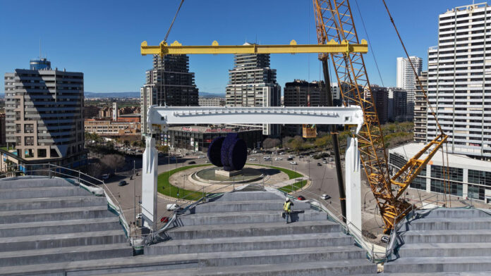 Instalada la primera pieza del anillo de compresión de la cubierta del Nou Mestalla que pesará 4.800 toneladas