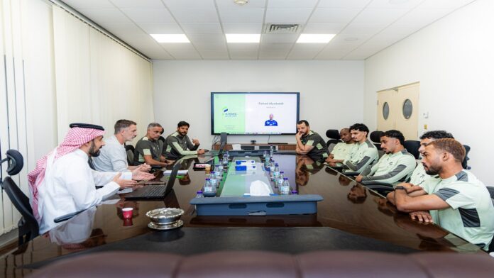 الجهاز الفني للأخضر يزور لاعبي الفتح والأخدود.. صور