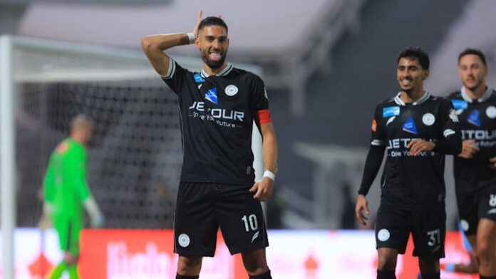 الشباب يتجاوز الرياض بثلاثية