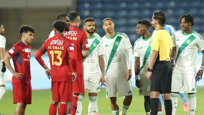 عطل تقنية التسلل شبه الآلي يثير جدلًا في مباراة الأهلي وضمك