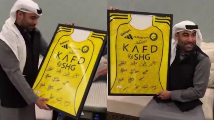 نائب رئيس النصر يهدي عبودكا تيشيرت الفريق موقع من نجوم النادي.. فيديو