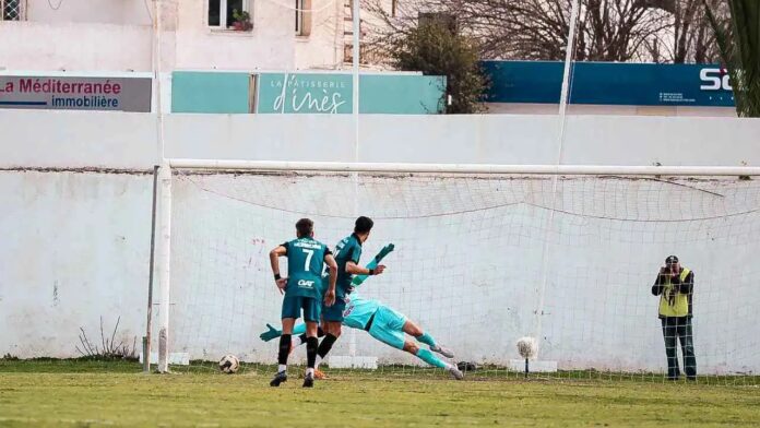 اشتباك عنيف بين لاعب ومشجع بالدوري التونسي ينتهي بالطرد.. فيديو