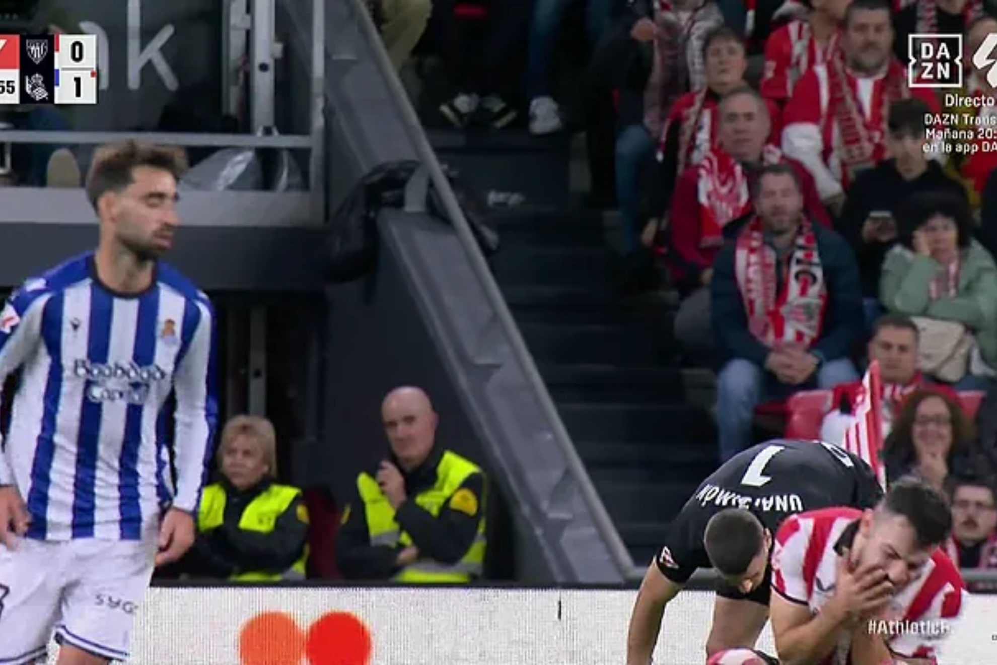 لحظة سقوط أيتور بارديس على أرض الملعب بعد مشادة مع برايس مينديز