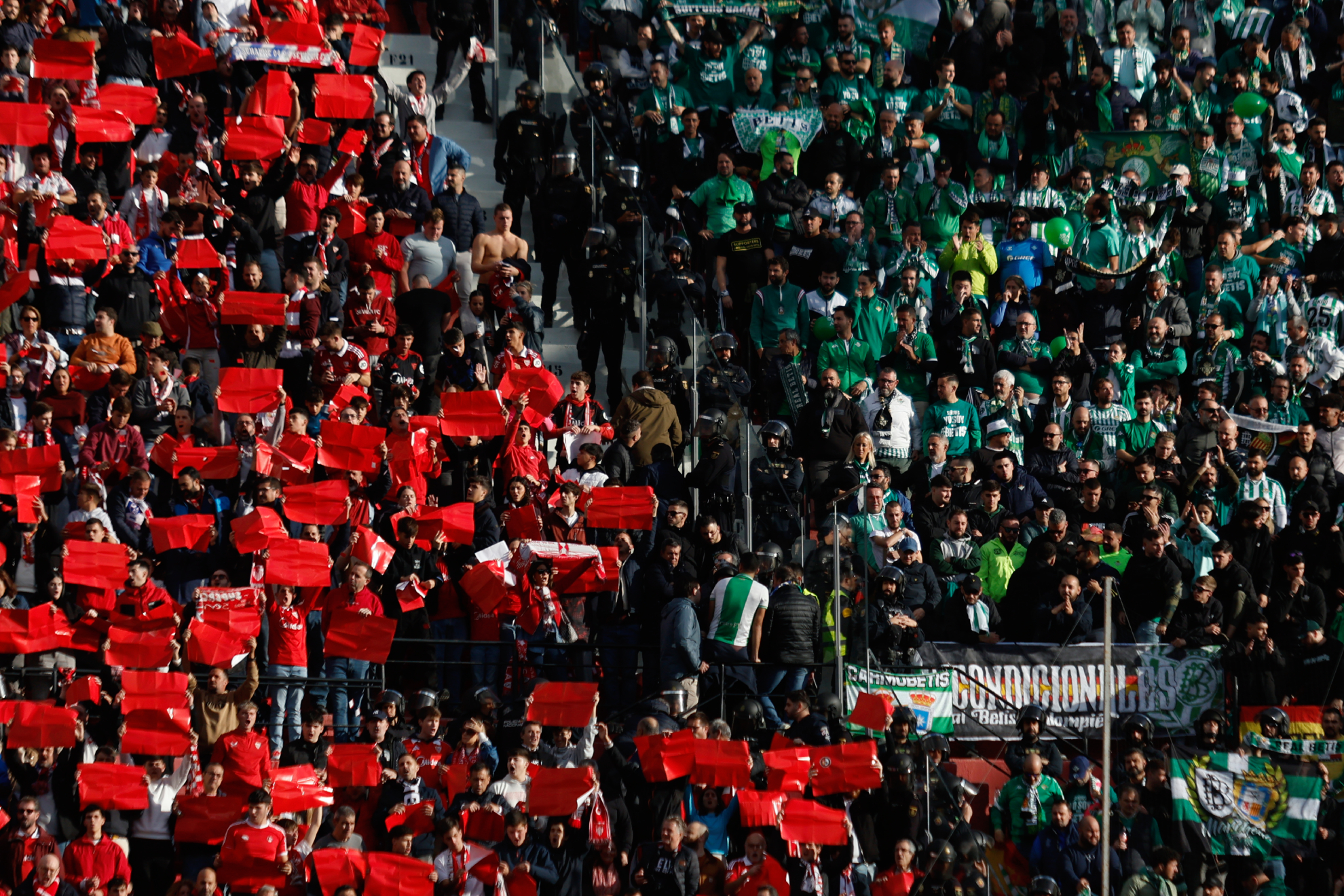 مشجعو إشبيلية وبيتيس في الدربي