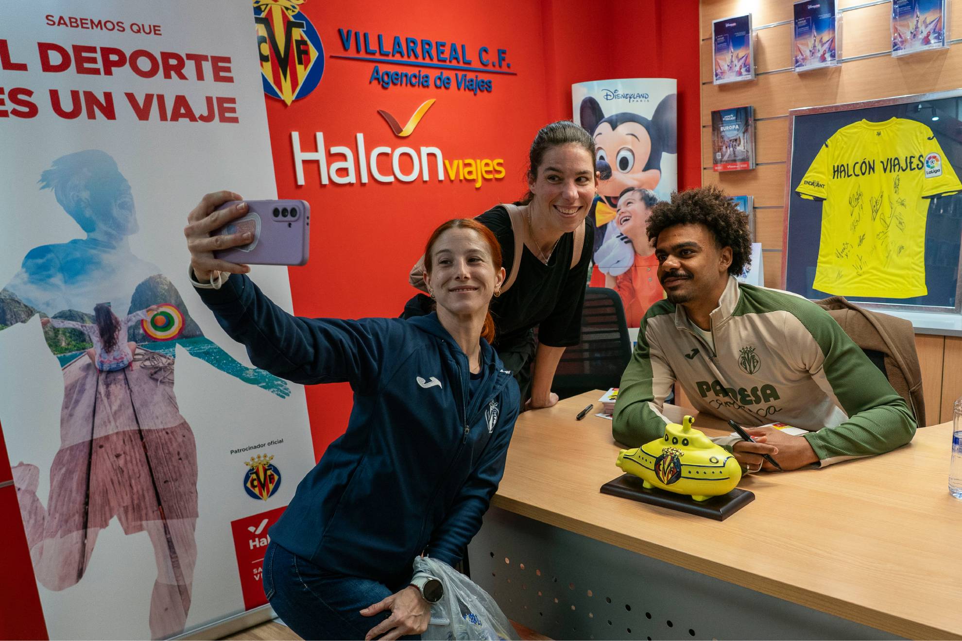 ريناتو فييغا خلال توقيع التواقيع يوم الأربعاء