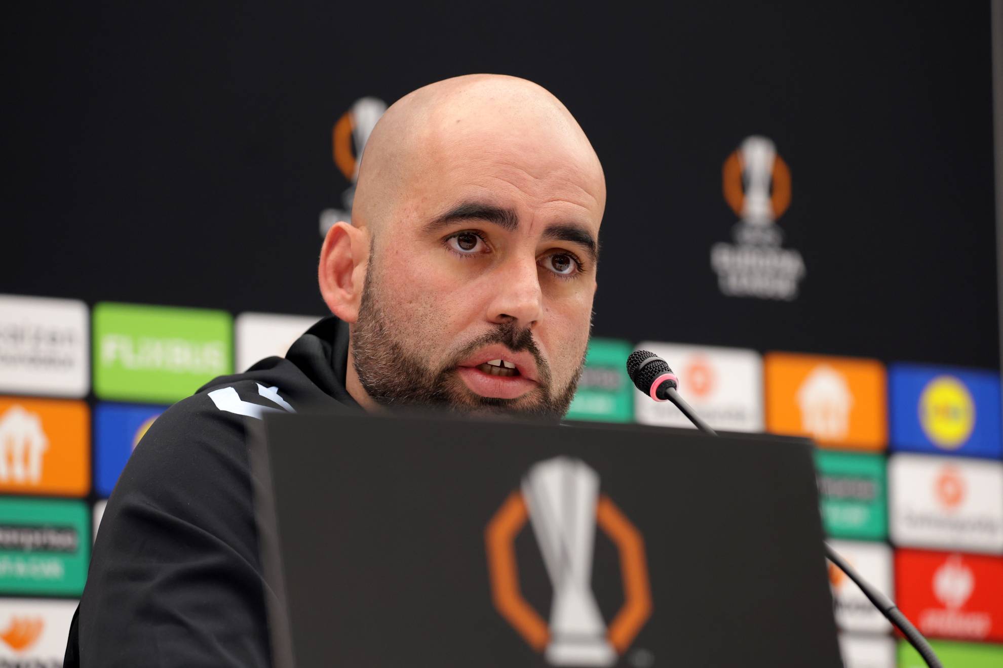 جيرالديس في المؤتمر الصحفي لدوري أوروبا