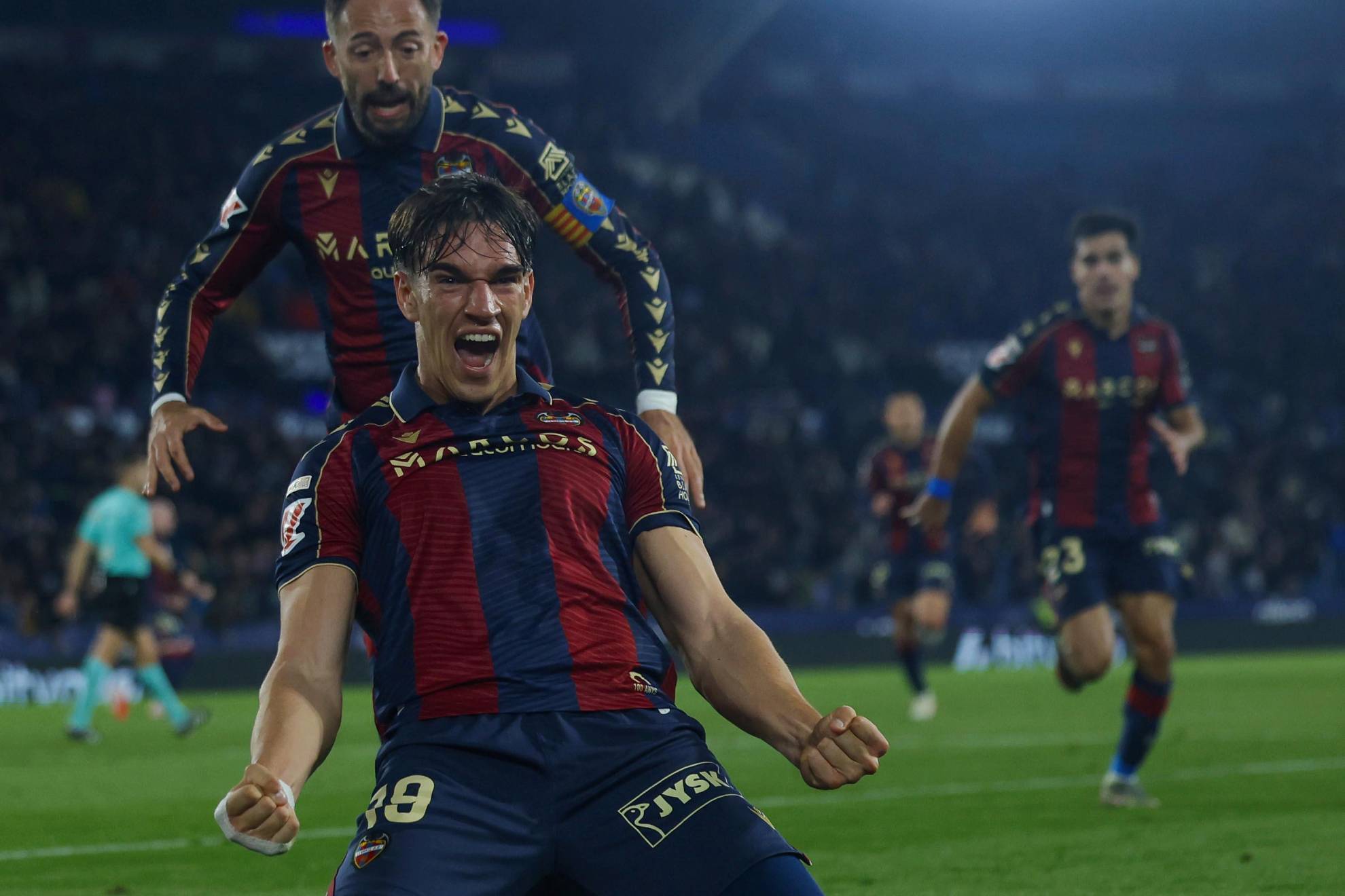 كارلوس إسبِي يحتفل بهدفه